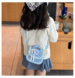 Detail der blau-weißen Karo-Kindertasche mit Perlenbogen und Leder-Schultergurt
