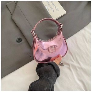 Vue détaillée du sac hobo rose métallisé avec poignée et fermeture éclair sur le dessus