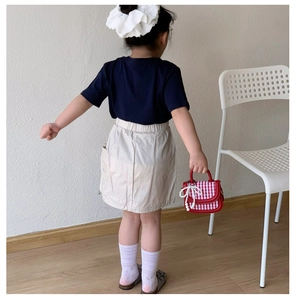 Detail der roten Mini-Handtasche mit Karomuster Perlengriff und Schleife für Mädchen