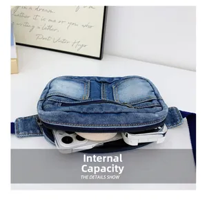 Détail du sac bandoulière en denim montrant la capacité intérieure pour téléphone et maquillage