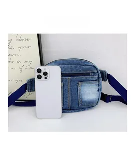 Sac de poitrine compact en denim pour enfants avec poches à côté d'un smartphone