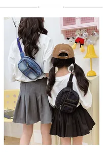 Sacs bandoulière en denim pour enfants avec design multi-poches en bleu clair et foncé