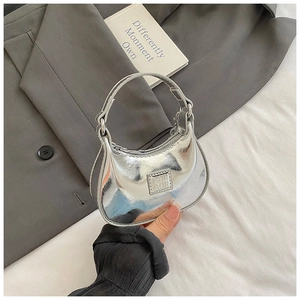 Détail d'un mini sac demi-lune argenté métallisé avec finition miroir et logo