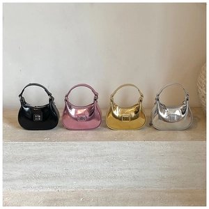 Mini sacs hobo pour enfants en noir, rose, or et argent avec finition brillante