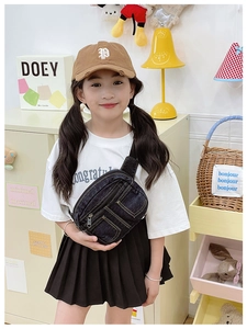 Détail d'un sac de poitrine en denim pour enfants avec fermetures éclair et multi-poches