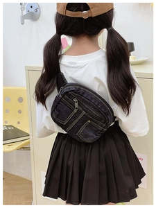 Détail du sac de poitrine en denim foncé pour enfants avec deux poches et surpiqûres