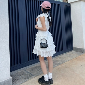 Robe blanche à volants en dentelle pour fille avec mini sac noir et casquette rose