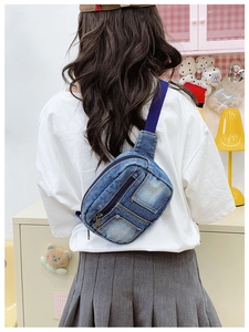 Détail d'un sac banane en denim vintage avec poches zippées et sangle tissée solide