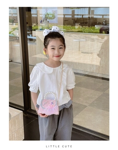 Détail du sac rose de princesse avec dentelle, poignée perle et poupée à paillettes