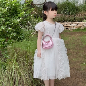 Robe élégante blanche pour fille avec manches bouffantes, perles et tulle à volants