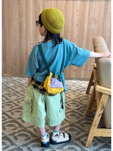 Kids city outdoor style outfit with bright yellow and purple color-block mini canvas bag