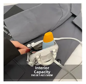 Capacité interne du sac coquillage blanc à paillettes montrant le rangement