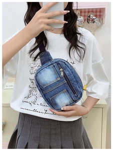 Détail d'un sac de poitrine en denim bleu foncé avec coutures et fermeture éclair