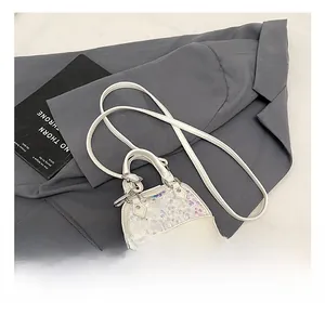 Détails du mini sac coquillage blanc avec paillettes colorées et poignée en cuir