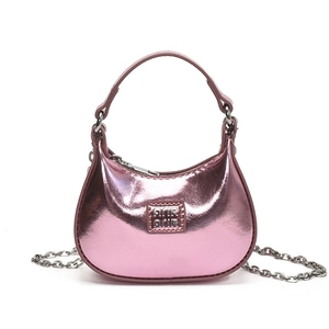 Sac demi-lune rose métallisé pour filles avec bandoulière chaîne et style Y2K