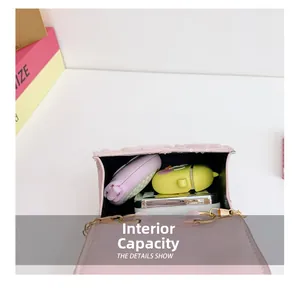 Capacité interne du sac à chaîne en dentelle rose avec rangement maquillage et bijoux