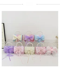 Detailansicht verschiedener Mini-Prinzessin-Handtaschen mit Spitze und Perlengriffen