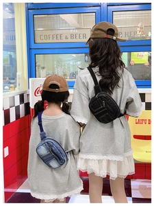 Détail d'un sac bandoulière en denim pour enfants avec délavage vintage et sangle réglable