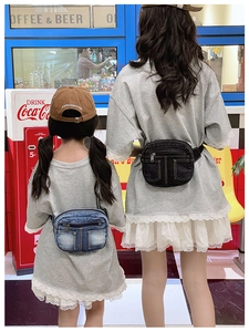 Vue détaillée de dos des sacs de poitrine en denim vintage bleu foncé et noir