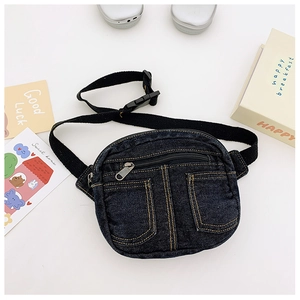 Détail du sac banane en jean bleu foncé avec deux poches et une sangle ajustable