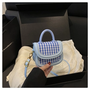 Detailansicht der hellblauen Mini-Tasche mit Perlenbogen und Luxus-Geschenkverpackung