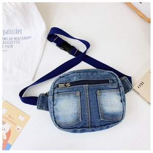 Détail de sac de poitrine en denim pour enfants avec poches avant et boucle noire robuste
