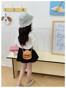 Detail of cute burger-shaped kids crossbody bag with adjustable pink shoulder strap
