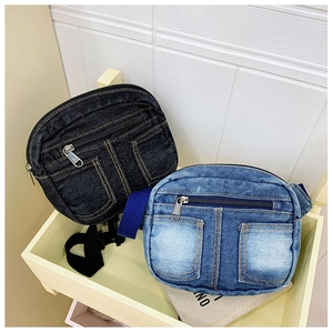 Détails des mini sacs en denim avec poches frontales et fermetures éclair métalliques