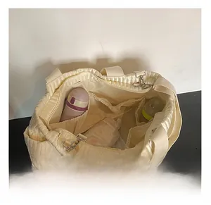Innenansicht der Wickeltasche mit gesteppten Fächern für Babyflaschen und Windeln