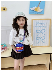Detail of blue hamburger silicone kids shoulder bag with adjustable letter printed strap