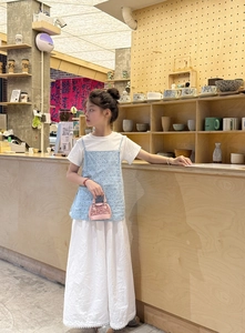 Vue détaillée du t-shirt blanc pour enfant, haut à pois bleus et mini sac à paillettes