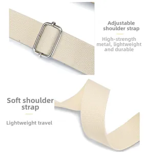 Détail de la bandoulière tissée réglable avec boucle en métal argenté haute résistance