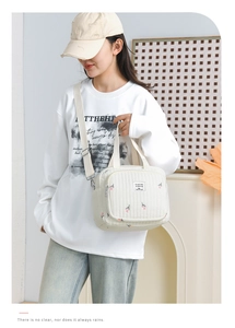 Sac à main matelassé en toile blanche avec broderie tulipe rose et bandoulière amovible