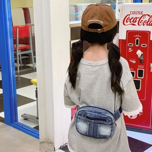 Sac banane en denim vintage pour enfants avec poches zippées et style décontracté chic