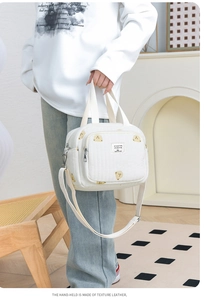 Sac fourre-tout matelassé avec motif ours et bandoulière réglable, vue de côté