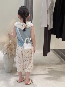 Détail du mini sac blanc à paillettes avec col en dentelle et tenue d'été enfant