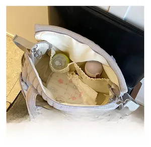 Detail der geräumigen Innenfächer der Wickeltasche aus Cord für Babyutensilien