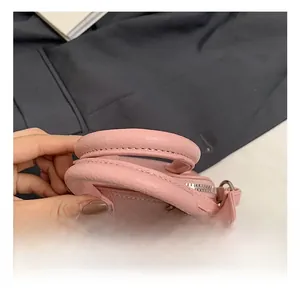 Detail of pink toddler handbag with lychee texture leather and comfortable handles