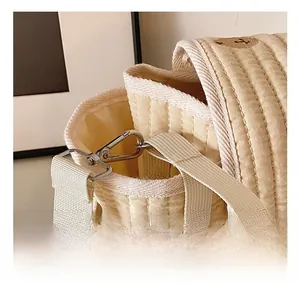 Détail du crochet métallique et du tissu matelassé du sac à langer motif ours