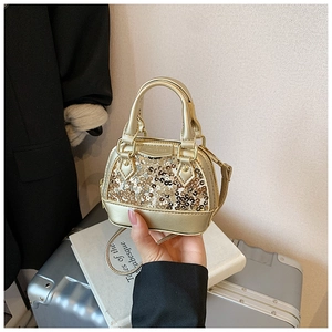 Détail d'un sac à paillettes dorées pour enfants avec poignées et bandoulière