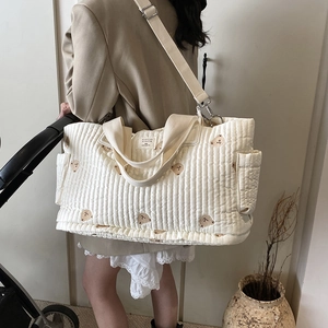Gesteppte beige Wickeltasche mit Bärenmuster und verstellbarem breitem Schultergurt