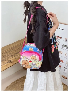 Detail of pink-blue gradient kids crossbody bag with cartoon bear and rose red strap