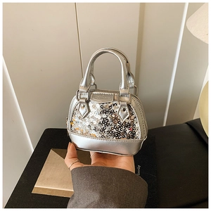 Gros plan du mini sac à paillettes argentées avec logo MOIJINBAG et détails de fermeture