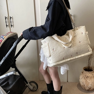 Gesteppte beige Wickeltasche mit Blumenstickerei und verstellbarem Schultergurt