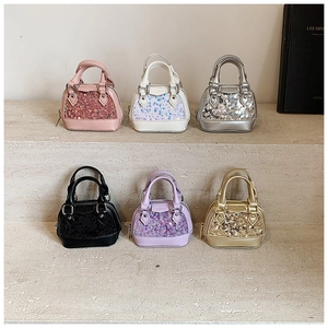 Vue détaillée de mini sacs coquillages à paillettes colorés en six nuances éclatantes