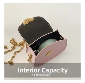 Intérieur de mini sac bandoulière rose montrant l'espace pour maquillage et boucle cœur