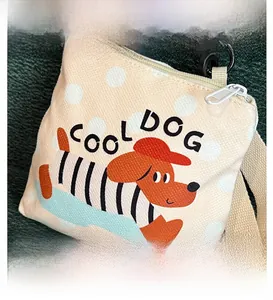 Detail der Canvas-Tasche mit Cartoon-Dackel-Druck und Cool Dog Text auf grünem Stoff