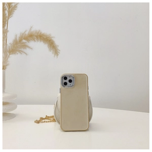 Petit sac bandoulière enfant beige avec chaîne dorée et coque de téléphone assortie sur blanc