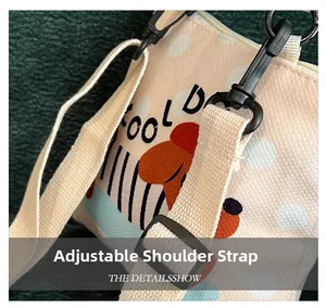 Nahaufnahme des verstellbaren Riemens und der Schnalle der süßen Kinderumhängetasche
