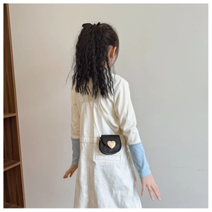 Détail du petit sac bandoulière noir pour enfant avec fermoir cœur doré et chaîne or